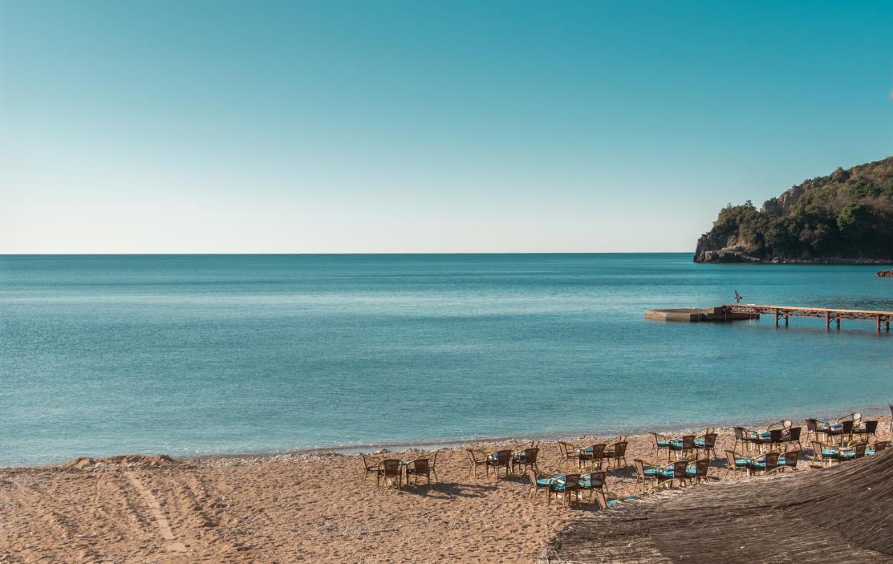 Ricardova Glava Beach and pier a few steps from R Club Apartments