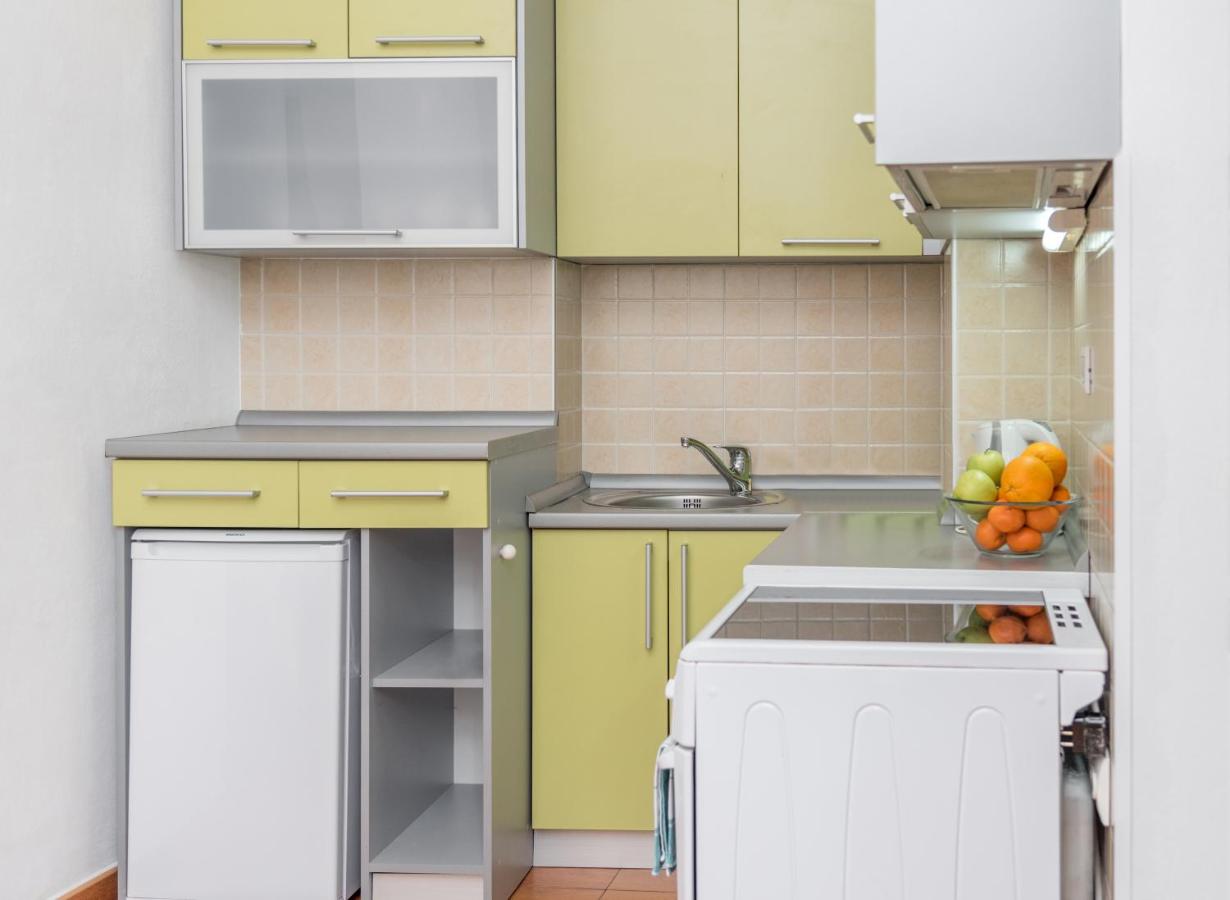 Kitchen with dining table in the Deluxe Apartment at R Club Apartments